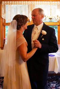 Bride&Groom dancing