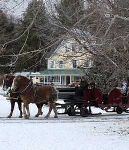 horse drawn sleigh in front of country inn, Jackson NH